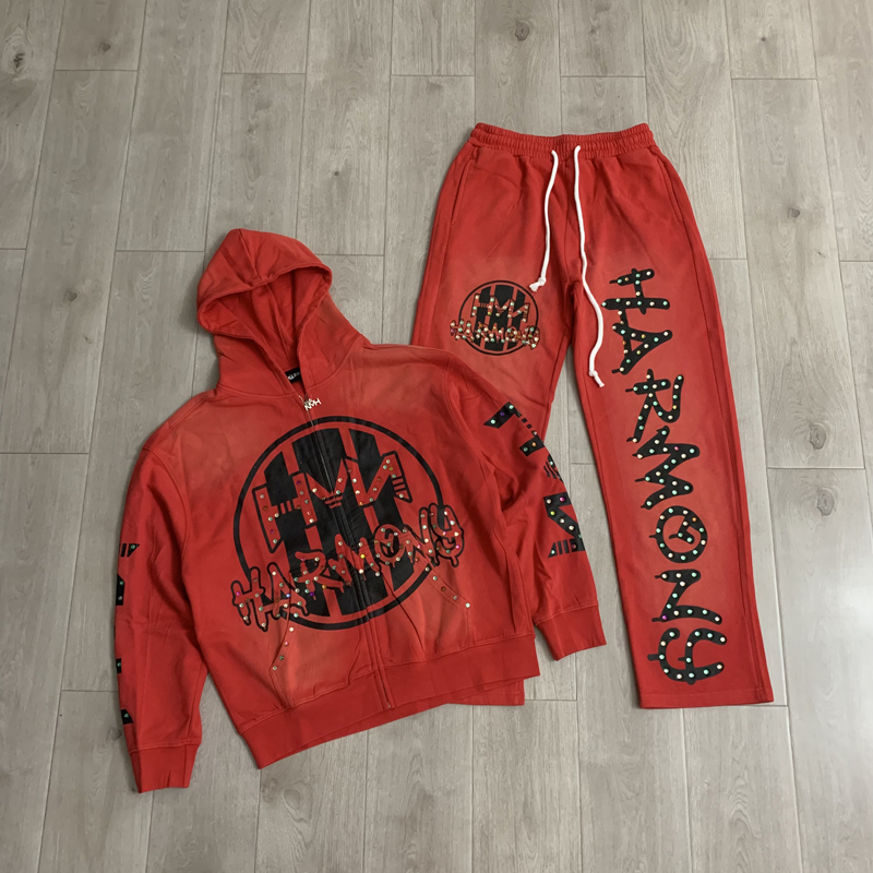 Embroidery Fashion - ชุดเสื้อฮู้ดและกางเกงแบรนด์แฟชั่นสตรีท HARMONY พร้อมลายปั๊มร้อน ซิปคุณภาพสูง เสื้อคาร์ดิแกนลำลอง ชุดฮาร์โมนี่
