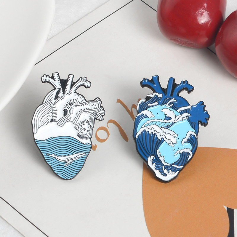 Embroidery Whale - Ocean Wave และปลาวาฬป้ายสีฟ้าหัวใจมนุษย์ Lapel Pins Anatomical