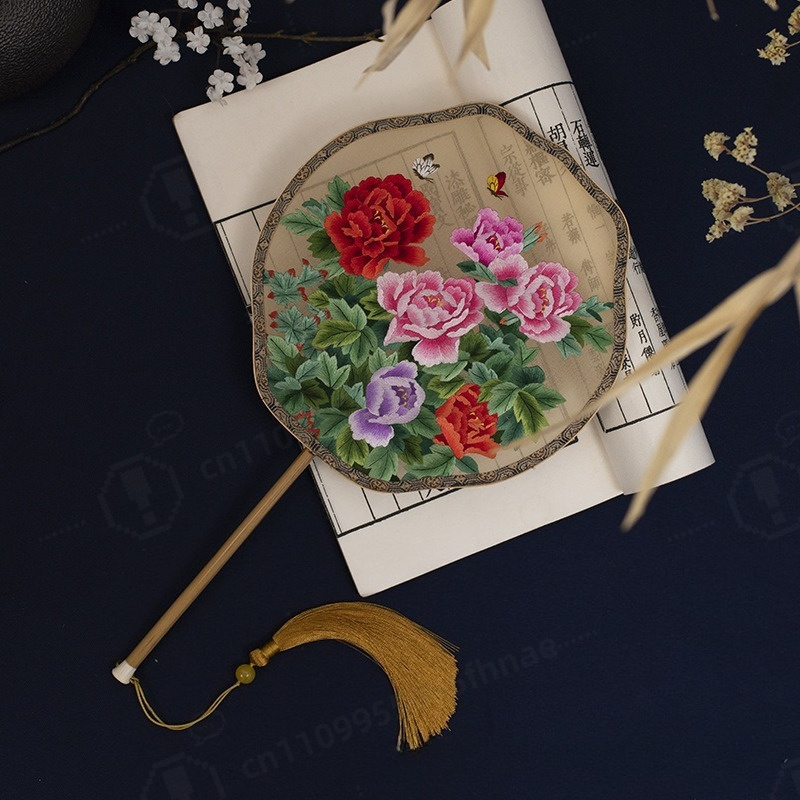 Embroidery Gift - พัดกลมผ้าไหมปักลายสองด้าน งานแฮนด์เมด สไตล์จีนโบราณ พร้อมพู่ห้อย ของตกแต่งชุดฮั่นฝู ของขวัญ