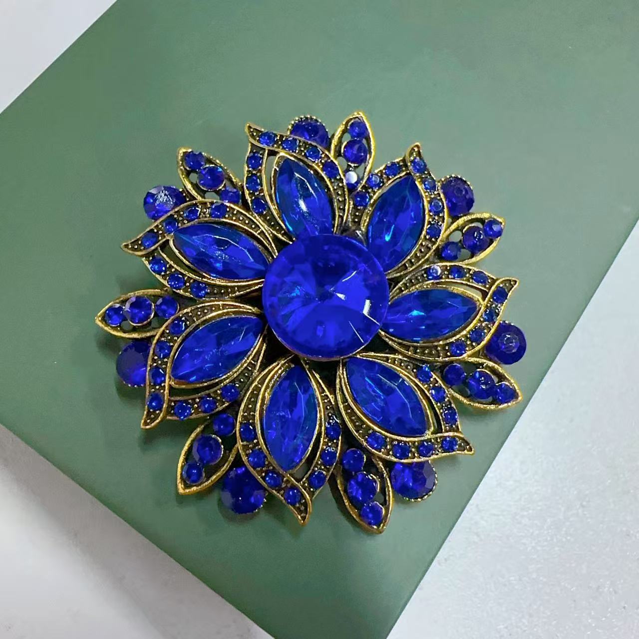 เข็มกลัดดอกไม้คริสตัลแก้วสีสัน - Embroidery Simple บทวิจารณ์และราคา