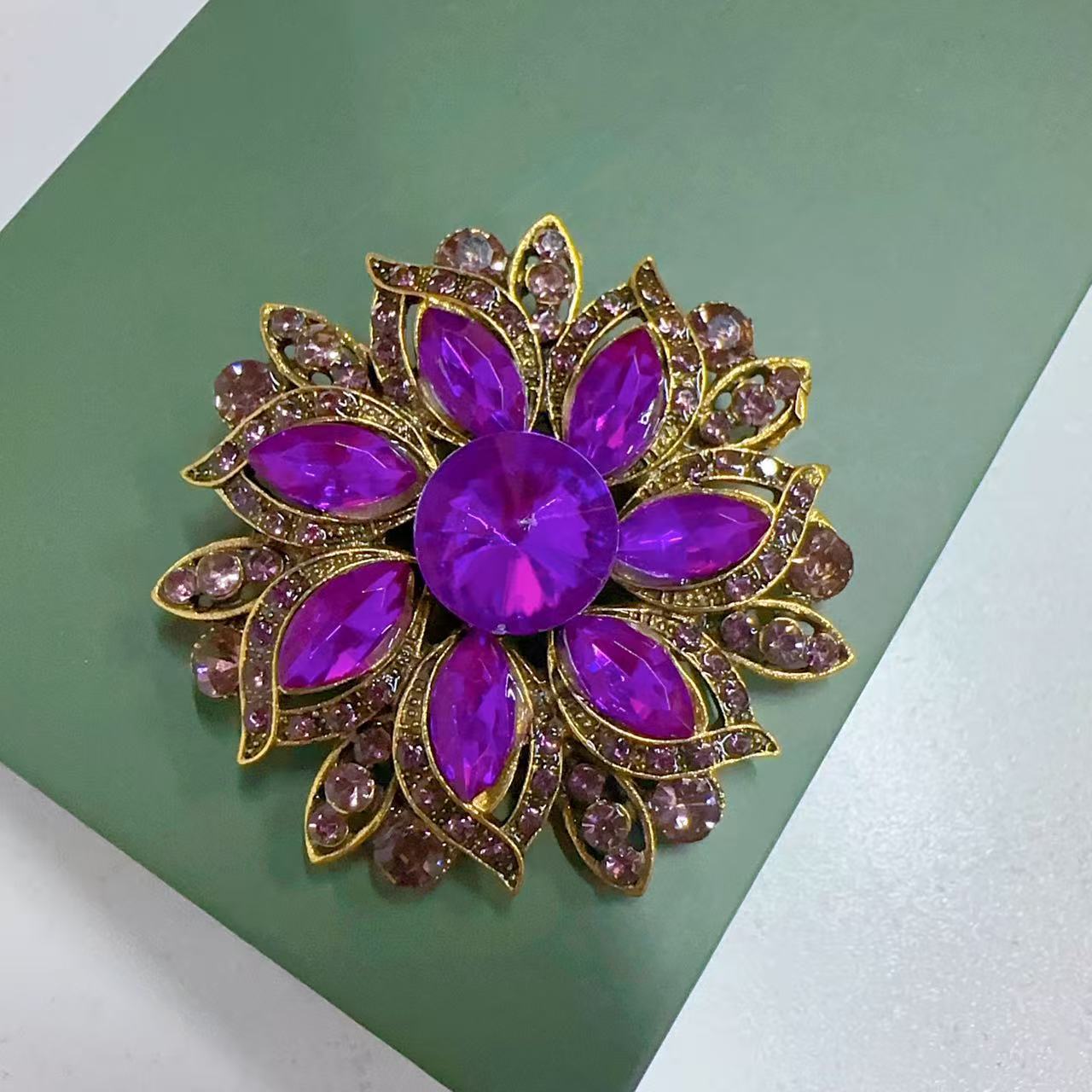 เข็มกลัดดอกไม้คริสตัลแก้วสีสัน - Embroidery Simple บทวิจารณ์และราคา